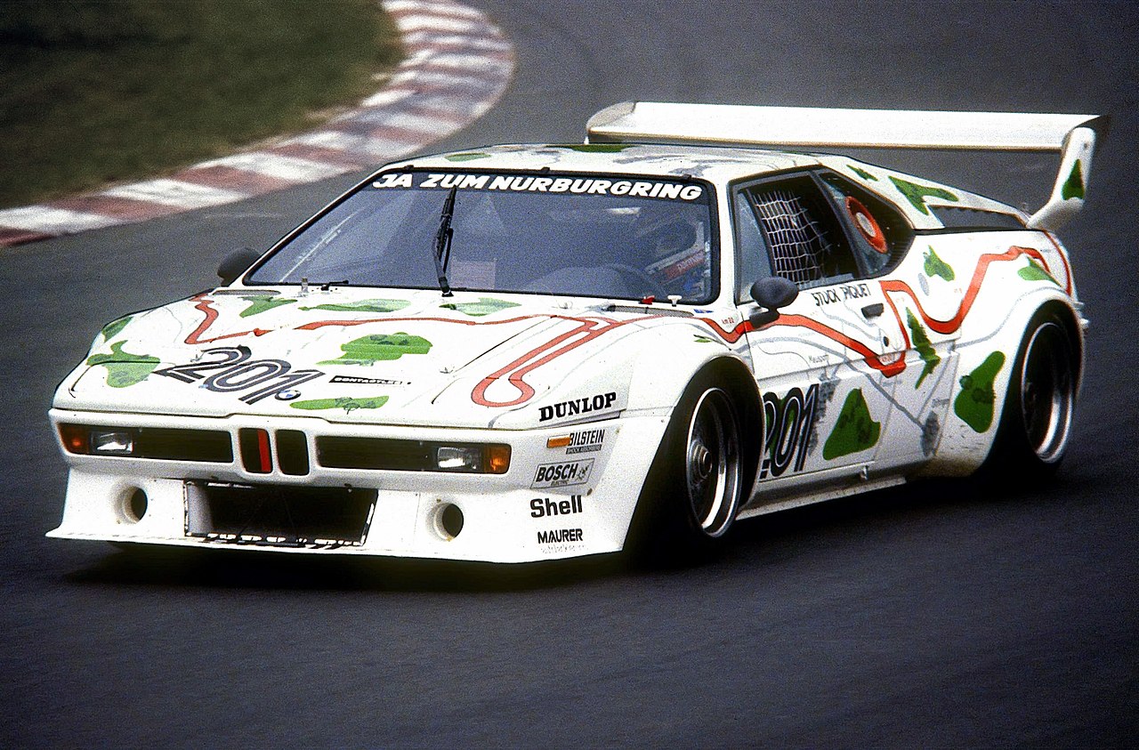1280px-1980-05-24_Nelson_Piquet_im_BMW_M1,_Nürburgring_Südkehre.jpg