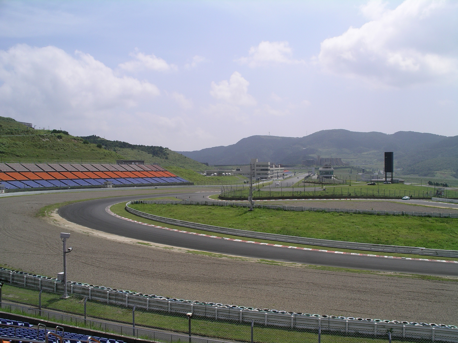 Autopolis_racing_circuit_(Kamitsue,_Oita,_Japan).JPG