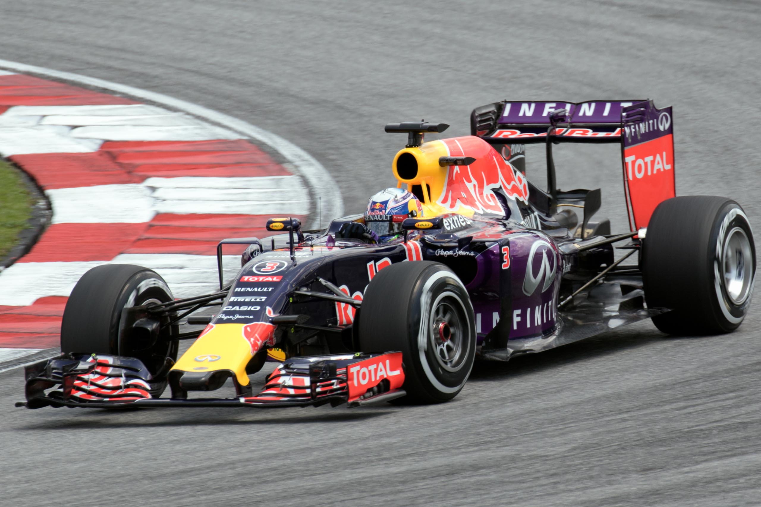 Daniel_Ricciardo_2015_Malaysia_FP3.jpg