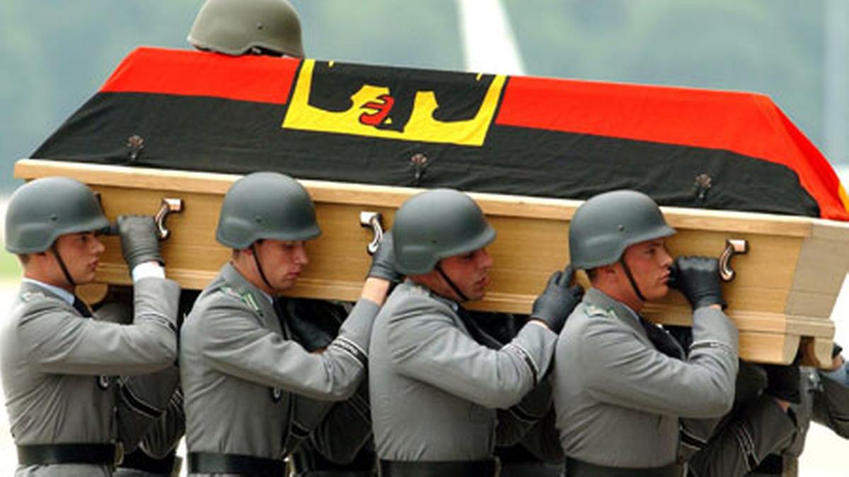 Deutsche-Soldaten-tragen-den-Sarg-eines-toten-Kameraden-zu-einer-Transportmaschine.jpg