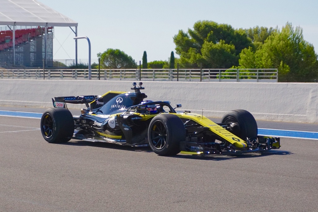 F1 2021 Pirelli Tyres 2.jpg