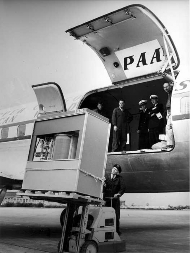 Loading the first ever five-megabyte hard drive onto a PanAm plane 1965.jpg