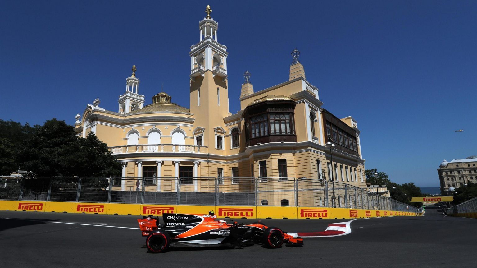 McLaren Honda Baku Struggle Vandoorne.jpg