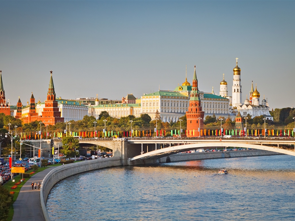 Moscow-Kremlin-bridge-city-street_1024x768.jpg