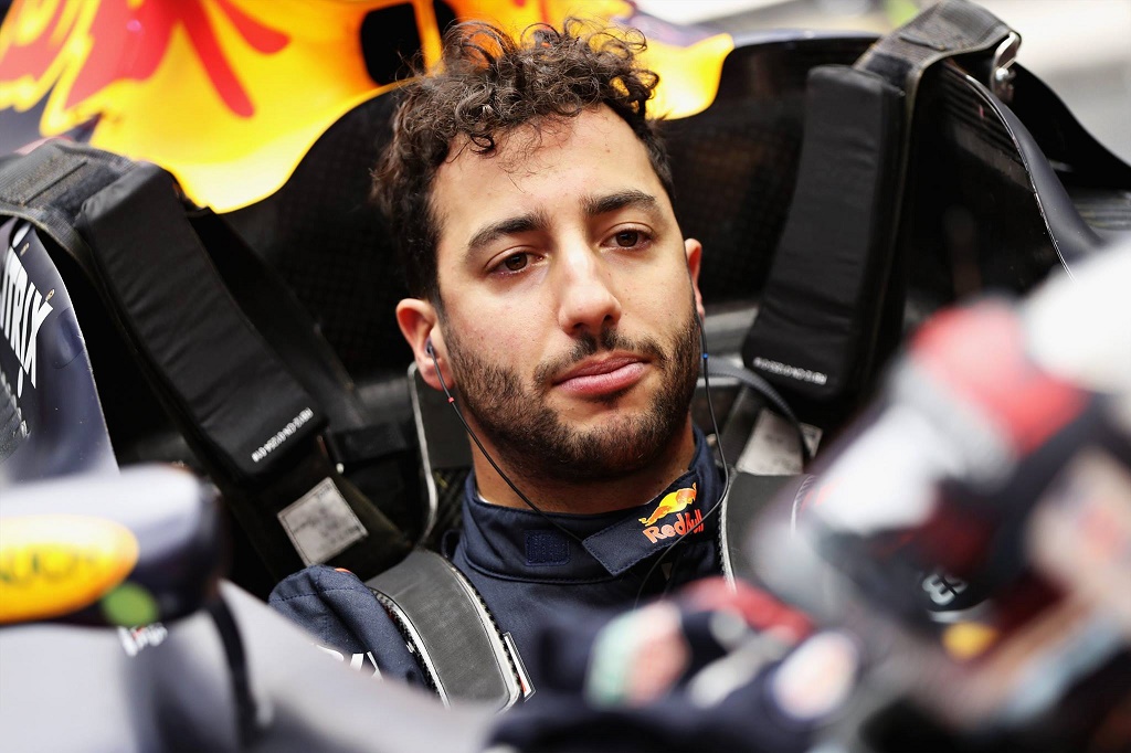 Ricciardo engine.jpg