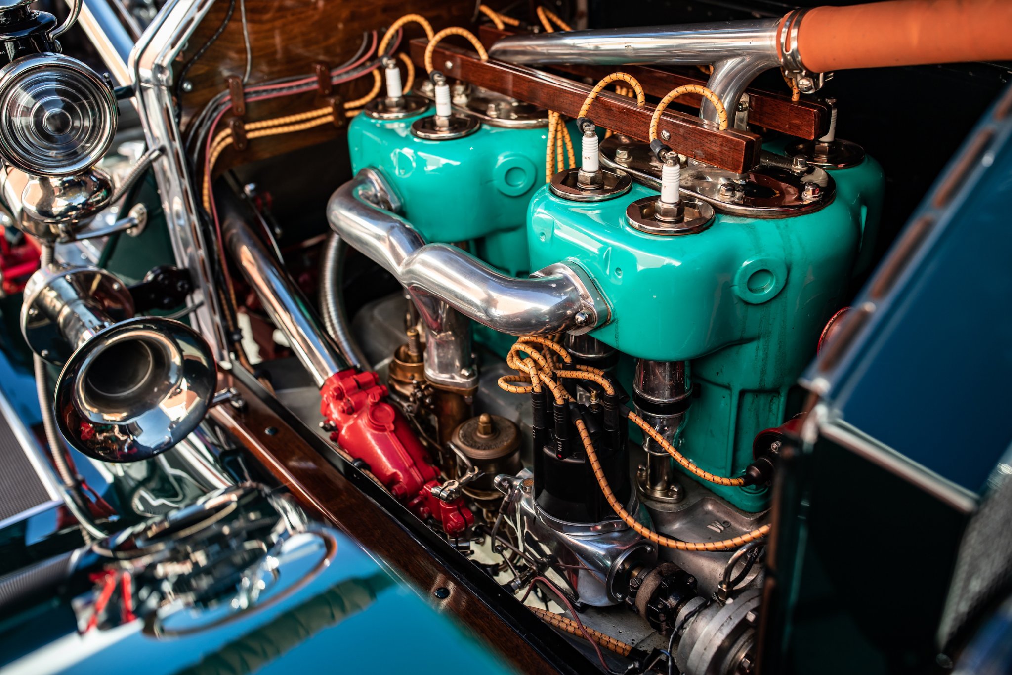 Stutz-Bearcat-390 cubic inch four-cylinder engine with four-valves per cylinder-60 bhp.jpg