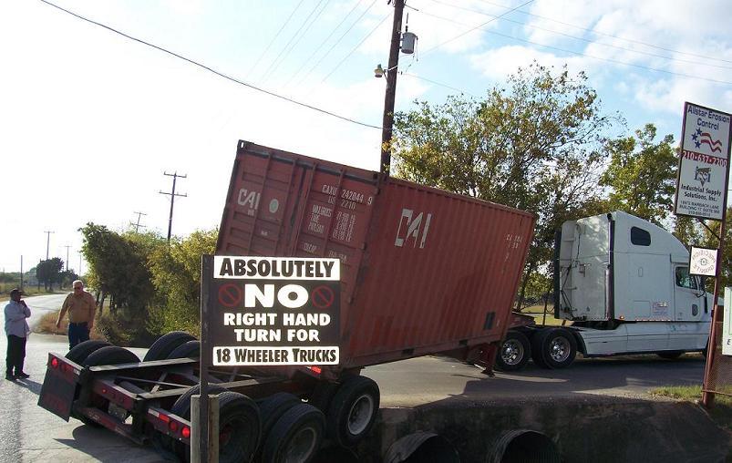 truck-right-turn-fail-stuck-in-ditch-funny.jpg