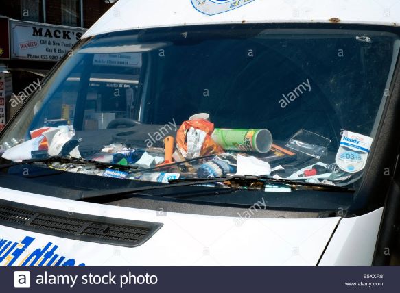workers-van-with-the-dashboard-piled-high-with-rubbish-england-uk-E5XXR8.jpg