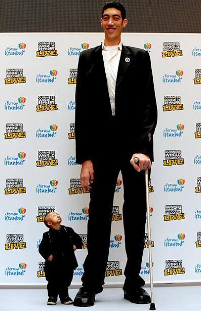 worlds-tallest-man-meets-the-shortest-person-in-the-world.jpg