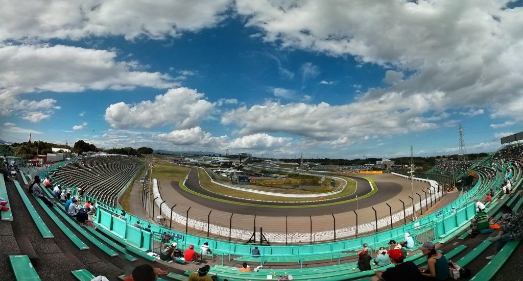 suzuka-grandstand-B2-first-turn-panorama--1024x551.jpg