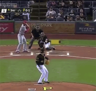 1398361283_pittsburgh_pirates_fan_makes_great_catch_in_tub_of_popcorn.gif